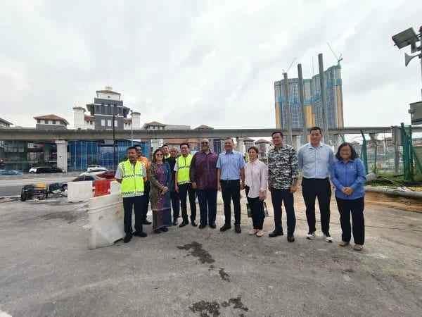 李燕韵（右起）、张文辉、祖古纳因、西蒂马斯琳达、黄思汉、阿米鲁阿兹占、钟志辉和黄小真等人，一起到蒲种再也巡视工程进度。