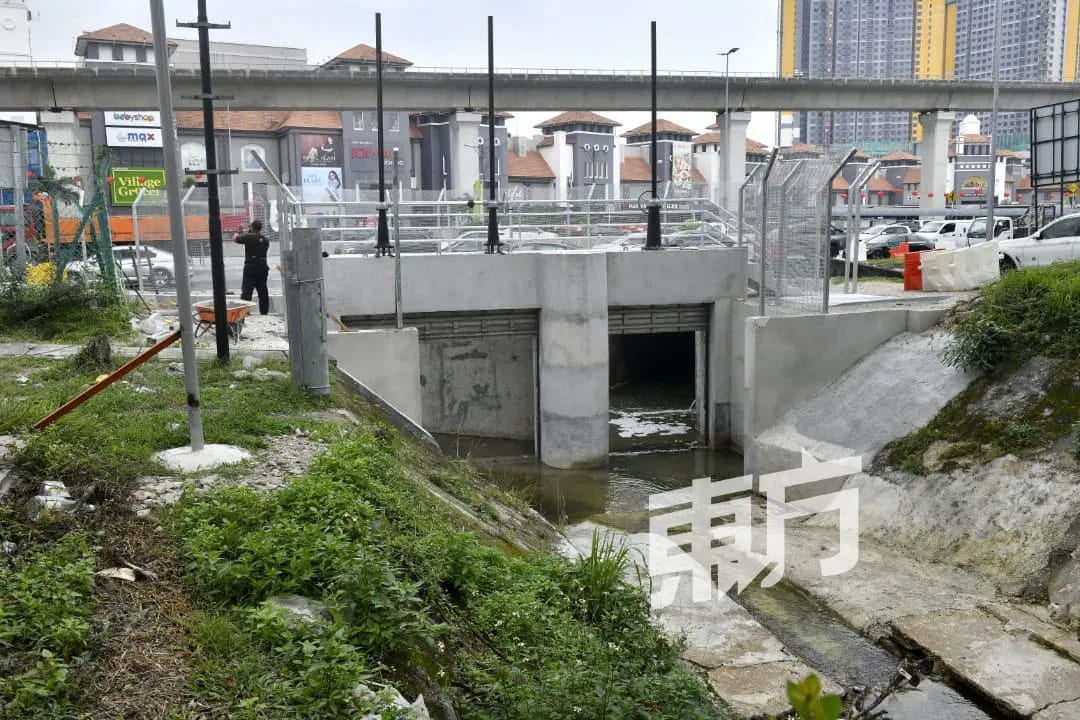 位于蒲种 IOI 商业大厦与白蒲大道（LDP）一带排水工程接近完工，系统启用后，该区上个月豪雨期间未再出现突发性淹水。