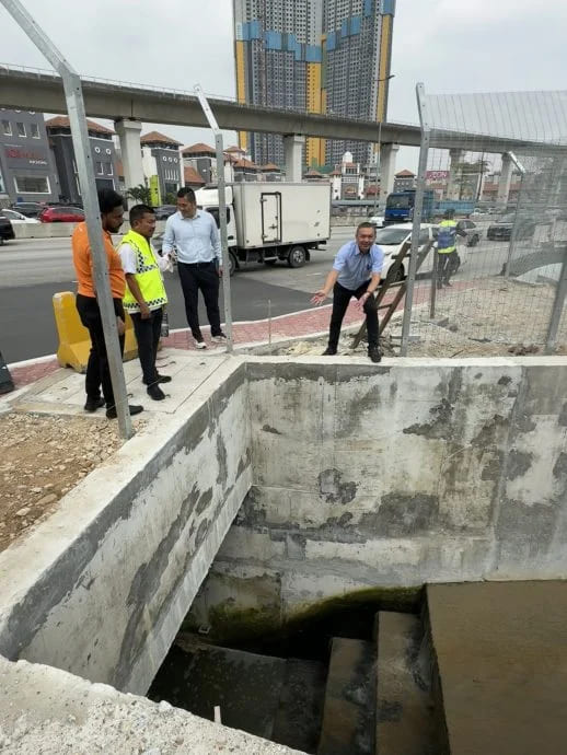 黄思汉指出，在防洪系统启用后，有效改善了当地的水患问题。（庄舜婷摄）