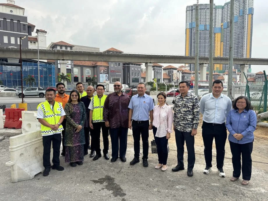 众人一同巡视防洪工程，右起为李燕韵、张文辉、朱古纳因、西蒂玛斯林娜、黄思汉、阿米鲁阿兹占、钟志辉及黄小真。（庄舜婷摄）