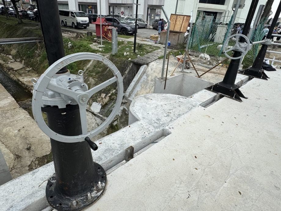 防洪系统设有两个闸口，可旋转开关，以控制排水量。（庄舜婷摄）