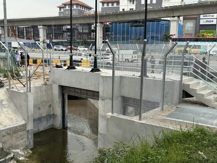 蒲种IOI商业中心前的排水沟，可通过地下暗函直接排至对面的IOI购物广场后方的湖泊。（庄舜婷摄）