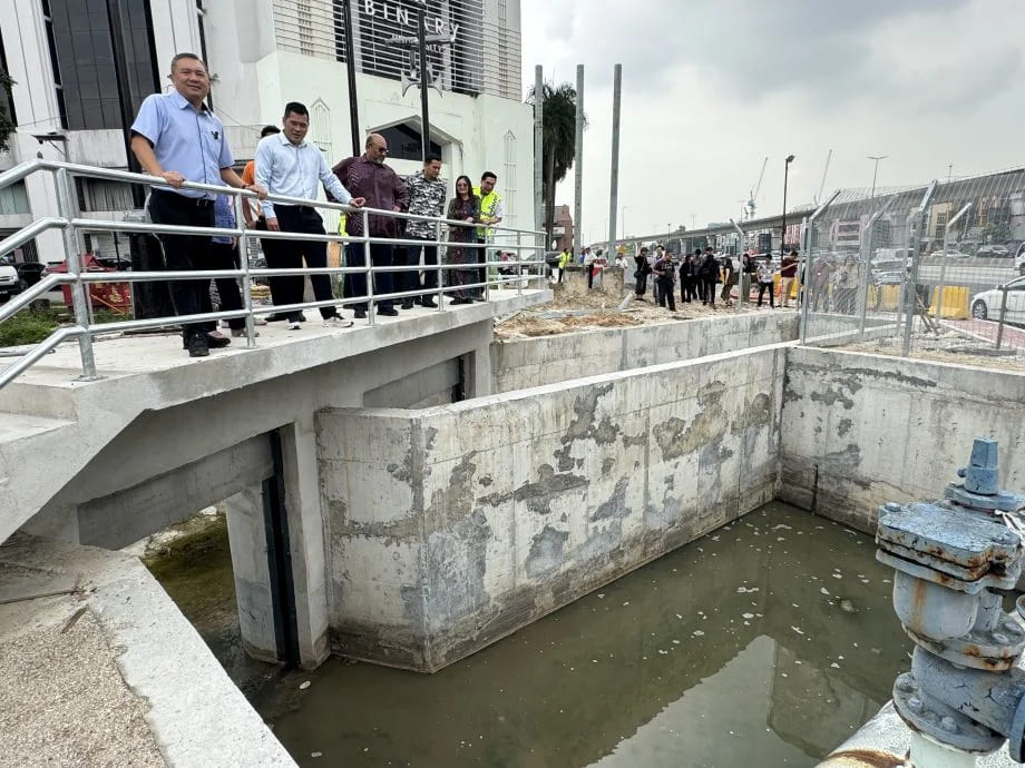 黄思汉（左一）等人巡视甫建成的防洪系统，左二起为张文辉、阿米鲁阿兹占、朱古纳因、黄小真及钟志辉。（庄舜婷摄）