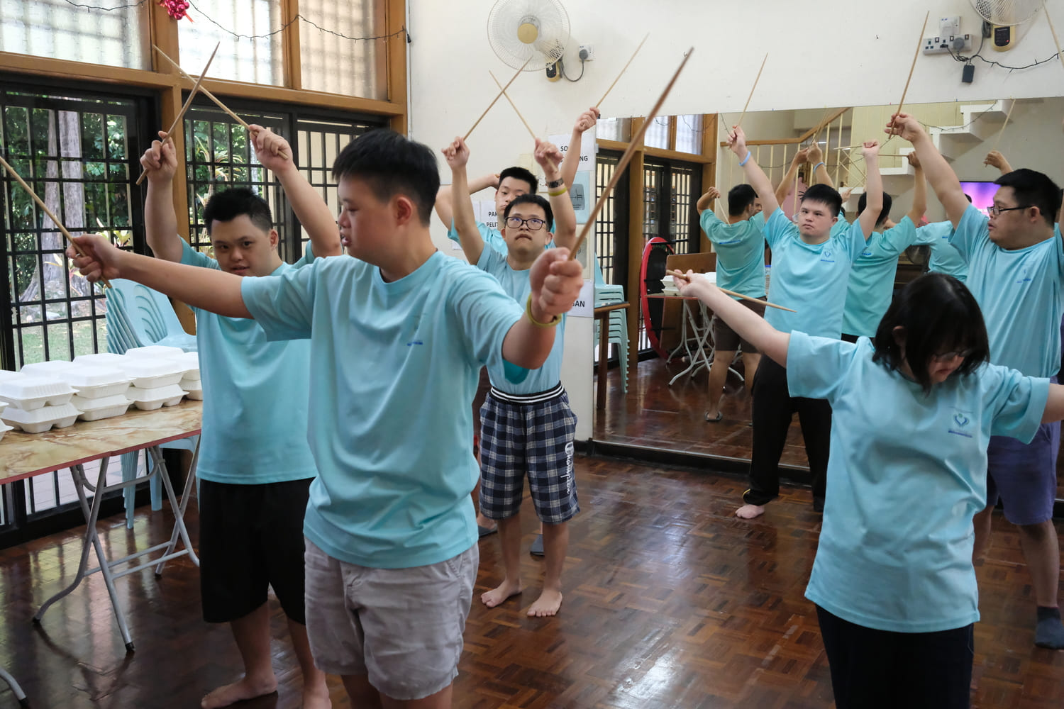 活动期间，学生们以活力舞蹈与自信自我介绍，感染全场，让槟城万怡酒店现场洋溢温馨感动氛围。