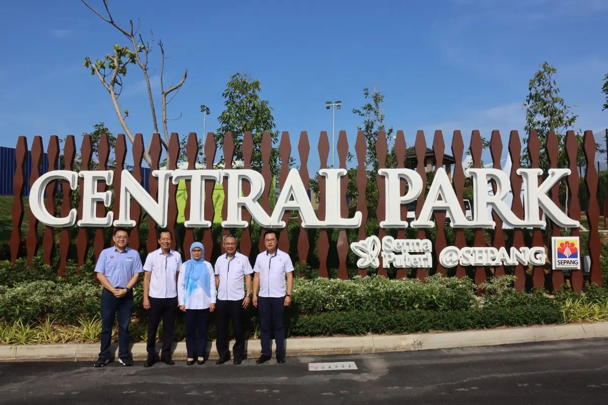 Dari kiri: Ahli Majlis dan Pengerusi JPP Zon Kota Warisan, Victor Chong Voon Fei, Chin Guan, Ani dan Pengarah Pembangunan Hartanah Wilayah Tengah IOIPG, Ho Kwok Wing serta Calvin.