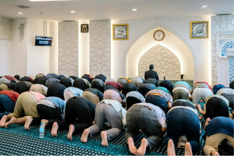 People worshipping in one of IOI City Mall’s four prayer halls. Photographer: Ian Teh for Bloomberg 