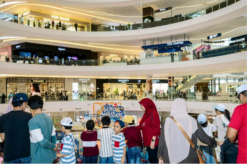Customers at IOI City Mall, where it’s not unusual for families to spend the entire day. Photographer: Ian Teh for Bloomberg 