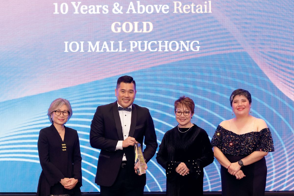 Chong (second from left) with (from left) The Edge Malaysia editor-in-chief Kathy Fong, editor emeritus and the awards’ chief judge Au Foong Yee, and City & Country senior editor E Jacqui Chan (Photo by Mohd Izwan Mohd Nazam/The Edge)