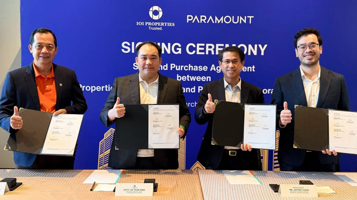 IOI置业首席营运员郑振源(左起）和李耀昇针对安邦路，面积达3.7英亩的永久商业土地交易，与百乐园副主席张忠贤（右起）和周胜忠签约。（公司提供）