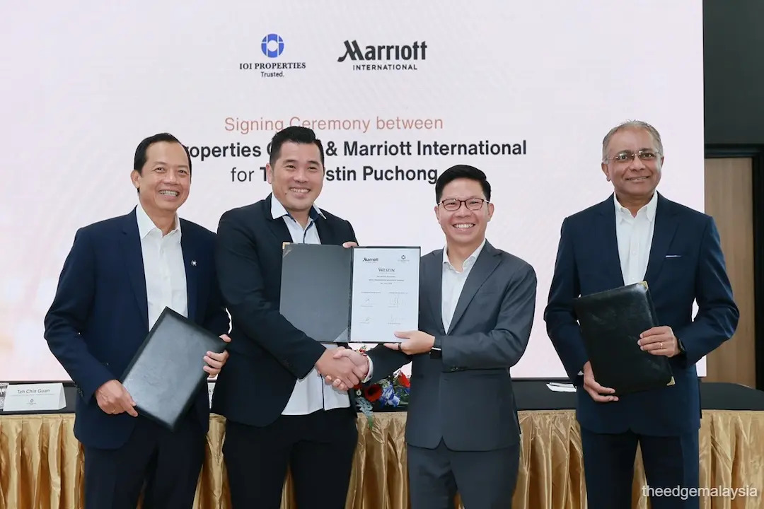 (From left) IOI Properties Group Bhd COO of property development Teh Chin Guan and COO of property investment Chris Chong with Marriott International's vice-president of hotel development (Asia-Pacific) Andree Susilo, and market vice-president (Malaysia) George Varughese at the signing ceremony held at IOI Galleria @ Puchong. (Photos by Low Yen Yeing/The Edge)