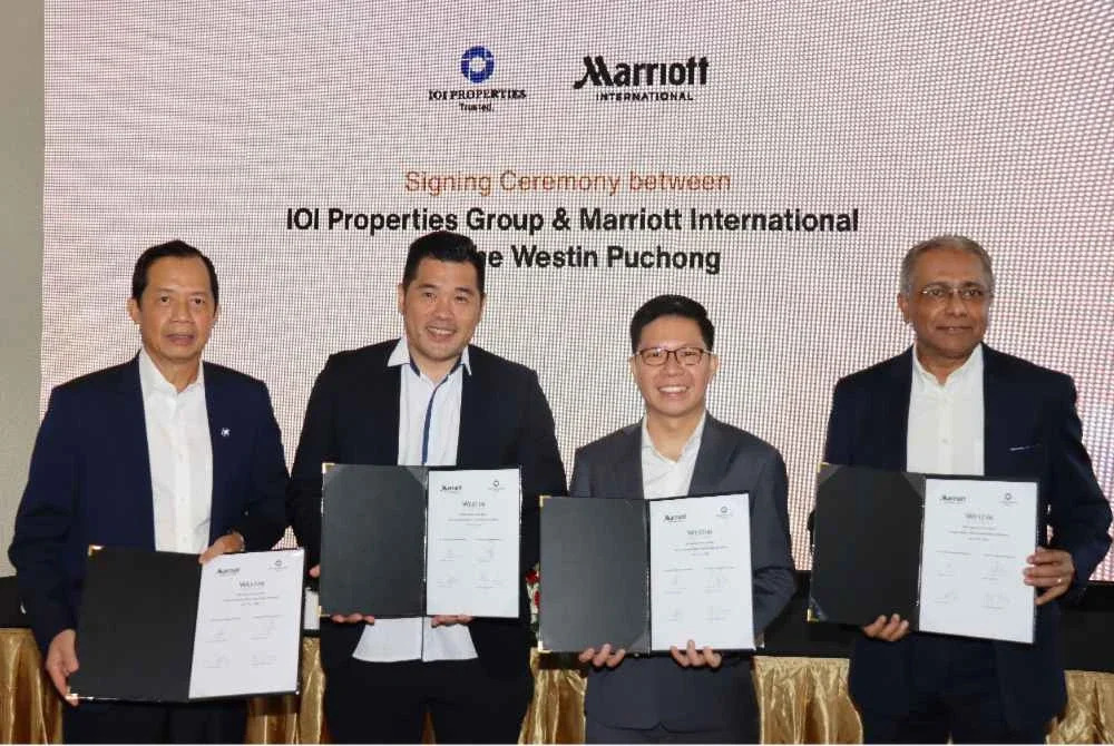 Dari kiri Ketua Pegawai Operasi IOI Properties Group Berhad - Pembangunan Hartanah, Teh Chin Guan; Chris Chong; Andree Susilo dan Naib Presiden Pasaran Marriott International (Malaysia) George Varughese bersama bersama selepas majlis memetrai perjanjian operasi serta pengurusan hotel The Westin Puchong di IOI Rio City, Puchong.