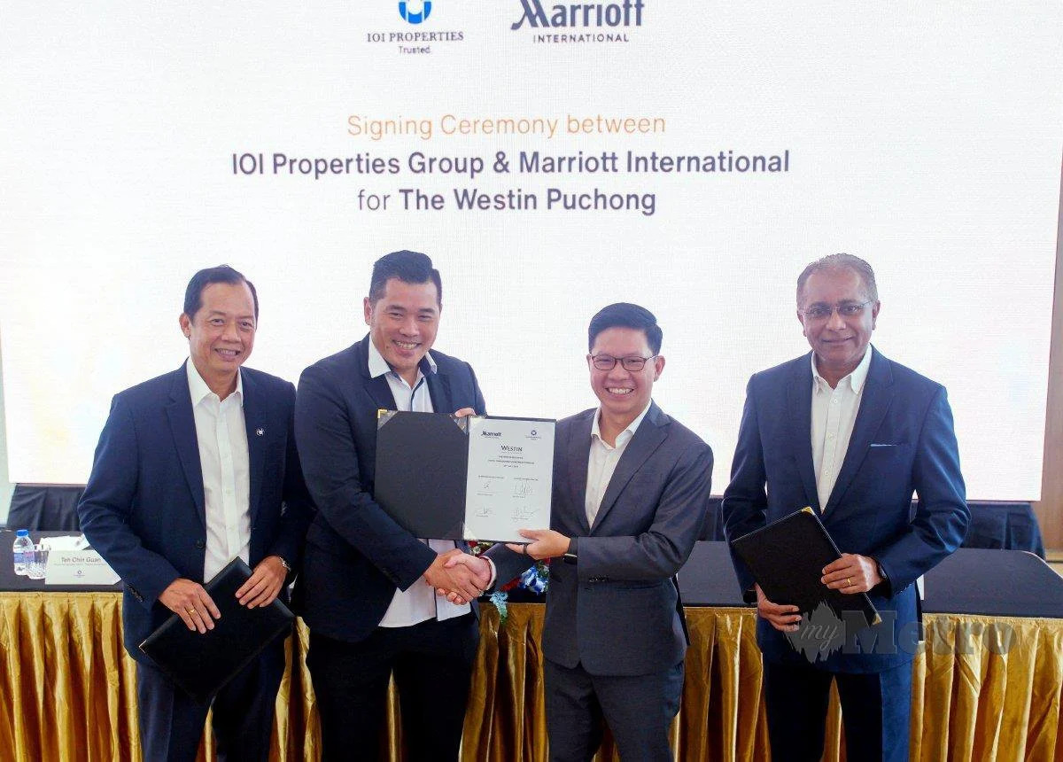 CHONG (dua dari kiri) bertukar dokumen bersama Susilo (dua dari kanan) pada majlis menandatangani perjanjian antara IOIPG dan Marriott International di Puchong.