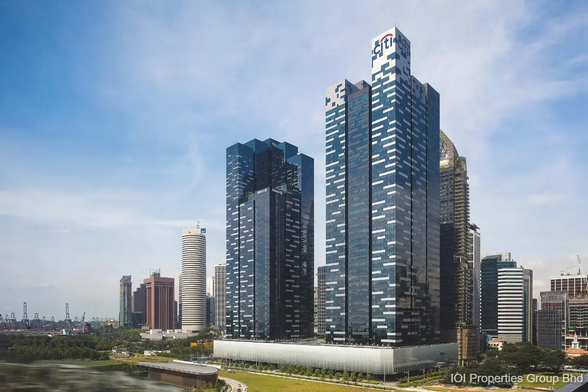 ASIA Square Tower 2 dihubungkan terus ke IOI Central Boulevard Towers melalui jambatan pejalan kaki bertingkat di CBD Marina Bay.