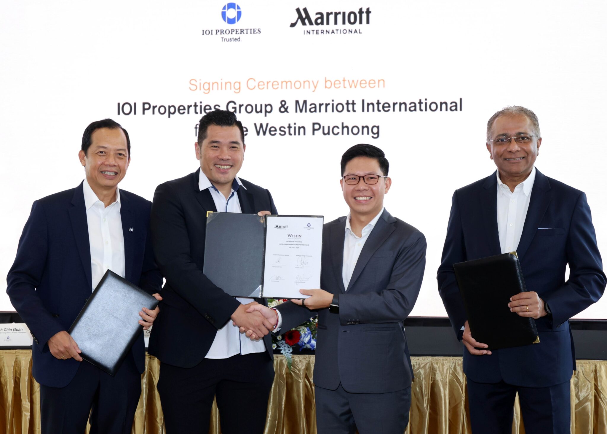 CHRIS Chong (dua kiri) bertukar dokumen perjanjian dengan Andree Susilo (dua kanan) pada majlis pemeteraian kerjasama antara IOIPG dengan Marriott International bagi perjanjian operasi dan pengurusan hotel The Westin Puchong IOI Rio City di IOI Galleria Puchong, semalam. - UTUSAN/FAUZI BAHARUDIN