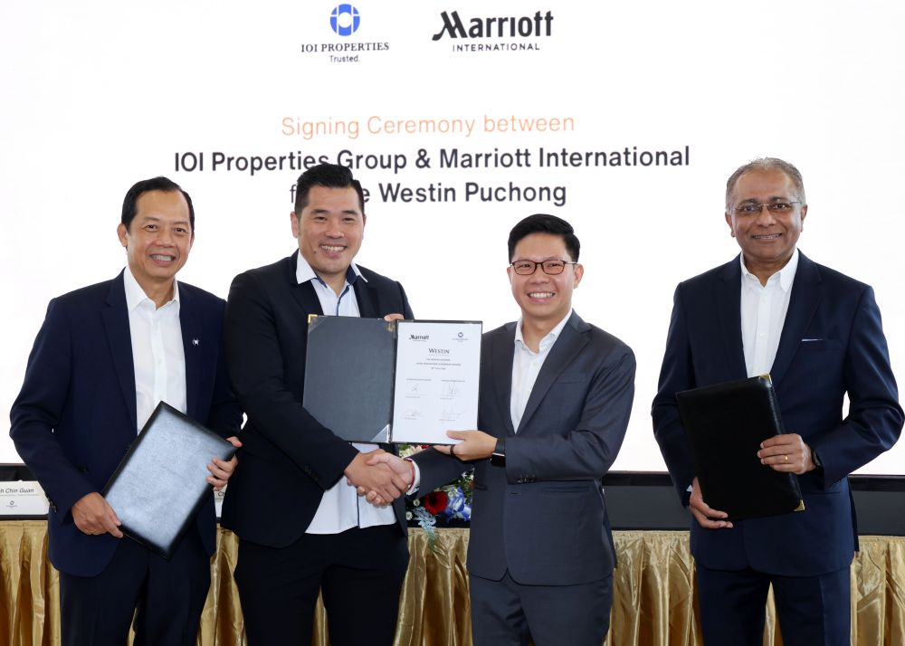 CHRIS CHONG (dua dari kiri) bertukar dokumen perjanjian dengan Naib Presiden Pembangunan Hotel Asia Pasifik, Marriott International, Andree Susilo (dua kanan) di IOI Galleria Puchong.