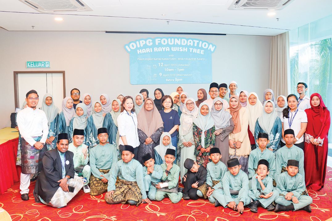 Kosmo 20250417 Kim bersama penerima bantuan